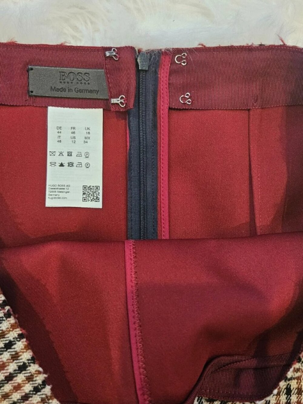 Hugo Boss Tweed Pencil Skirt, Made in Germany, Size 12 - Picture 5 of 6